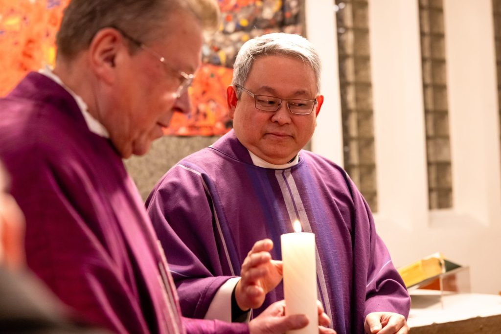 Wittenberge Eröffnung Pastoraler Raum 2026. 2 Priester mit Kerze.