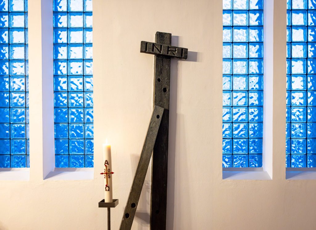 Wittenberge Eröffnung Pastoraler Raum 2026. INRI Kreuz und Alpha Omega Kerze.