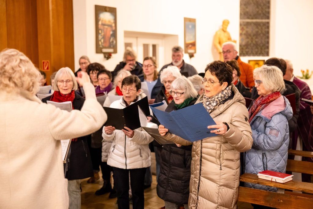 Wittenberge Eröffnung Pastoraler Raum 2026. Chor singt.